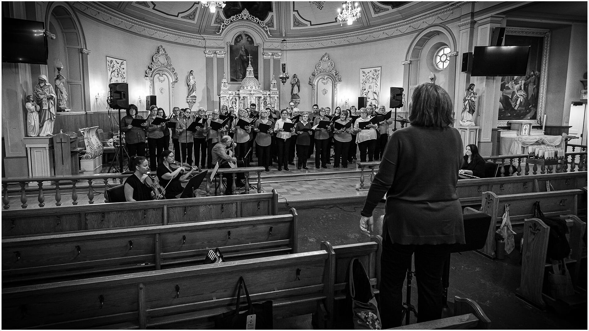 Pratique de chorale en noir et blanc avec une angle différente