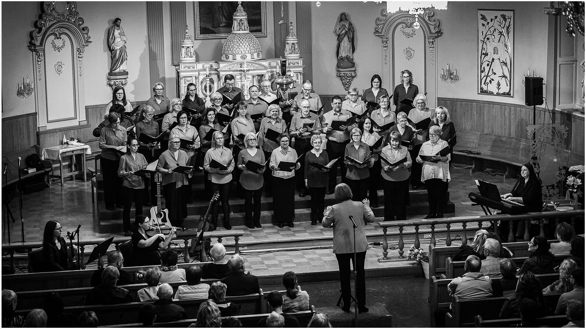 Pratique de chorale en noir et blanc avec une angle différente