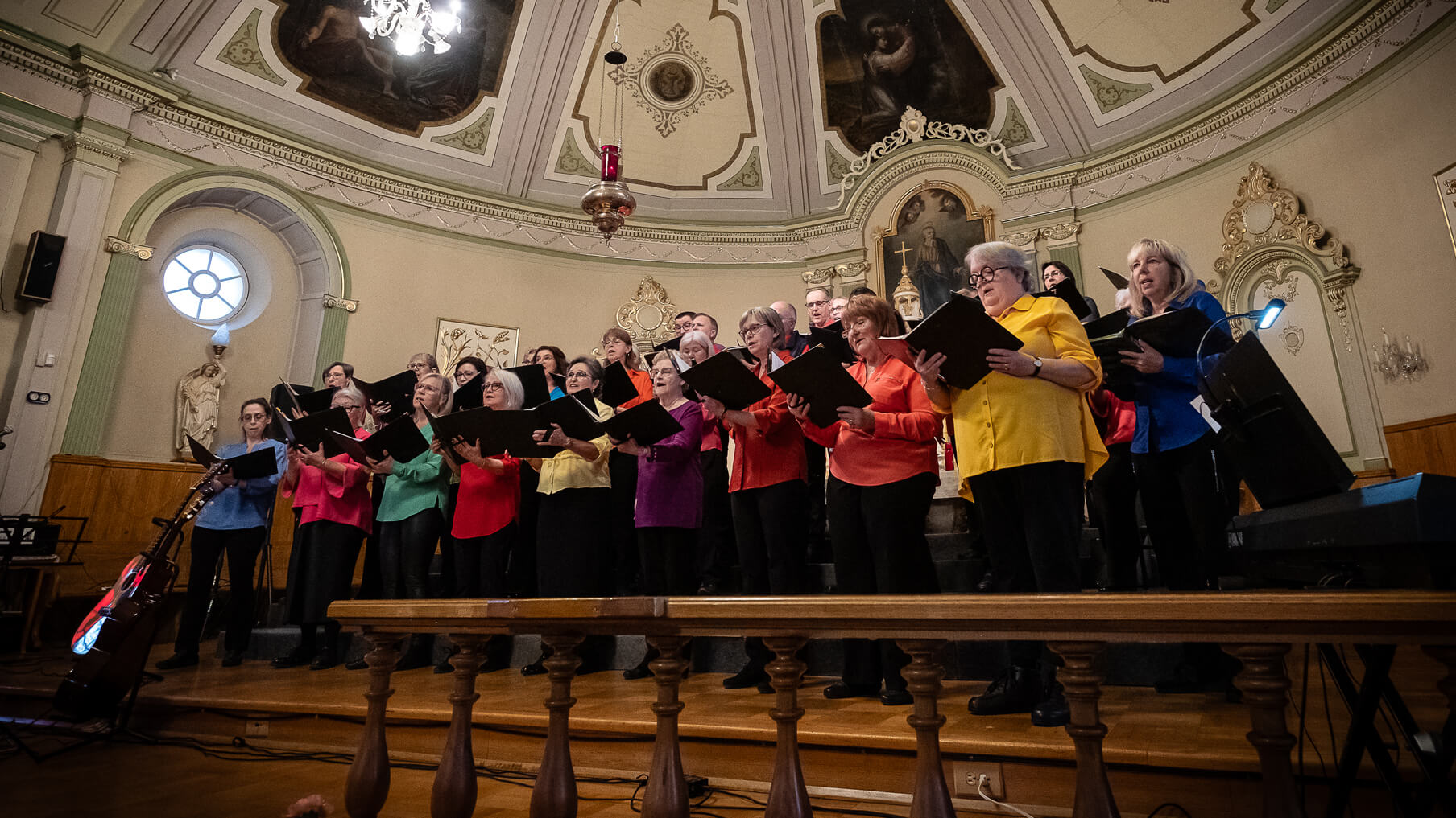 Groupe de chorise en action dans une église